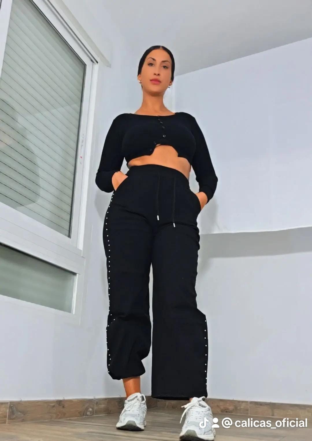 Pantalón Mónica Tachuela - Pantalón Fluido con Detalle Lateral