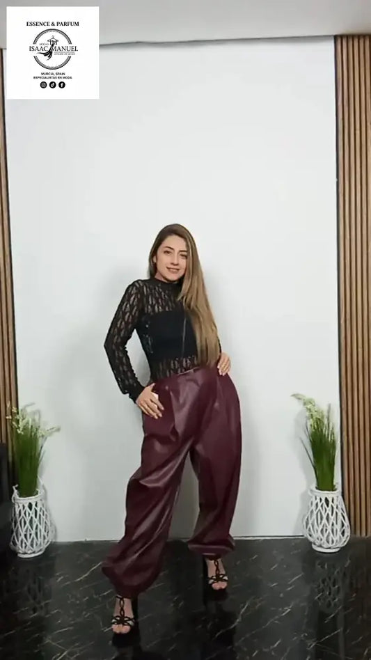 El pantalón de tiro alto, confeccionado en acabado tipo cuero, presenta un corte amplio y fluido que aporta comodidad ypresencia. Su estructura realza la figura y refuerza la estética poderosa del conjunto, manteniendo un aire sofisticado y actual.
✨ Ideal para mujeres que quieren proyectar liderazgo, estilo y confianza en cada paso.
Perfecto para cenas elegantes, eventos especiales o looks ejecutivos con actitud fashion.