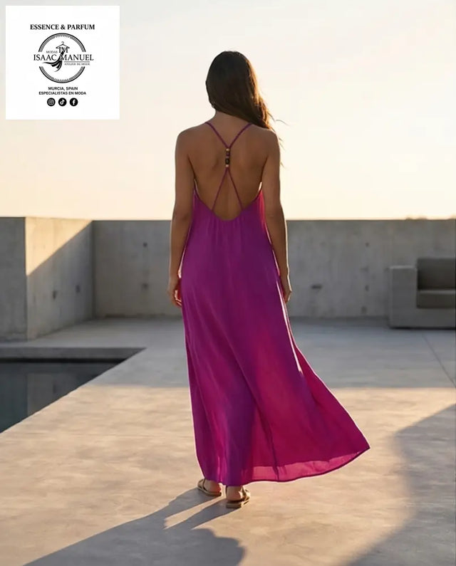 Este vestido maxi de corte evasé combina una silueta minimalista con detalles artesanales que marcan la diferencia