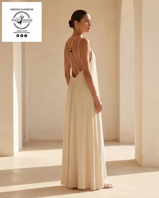 vestido maxi de corte evasé combina una silueta minimalista con detalles artesanales que marcan la diferencia. Su diseño fluido no solo ofrece una comodidad excepcional, sino que crea un movimiento espectacular al caminar.