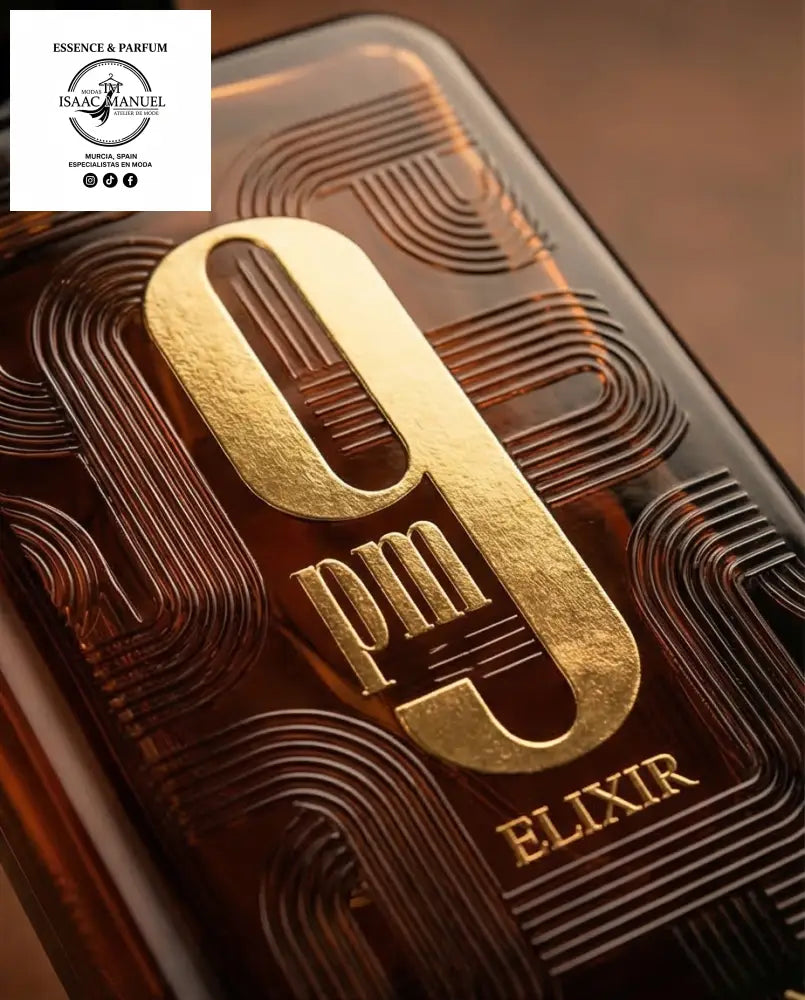 Primer plano del perfume 9 PM Elixir de Afnan mostrando el relieve geométrico en el cristal marrón y el logotipo dorado brillante de la edición Elixir.