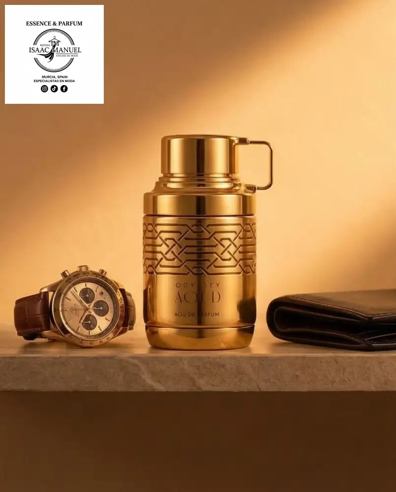 Frasco dorado de Odyssey Aoud de Armaf sobre una repisa de piedra, acompañado de un reloj cronógrafo de cuero marrón y una cartera negra de piel.