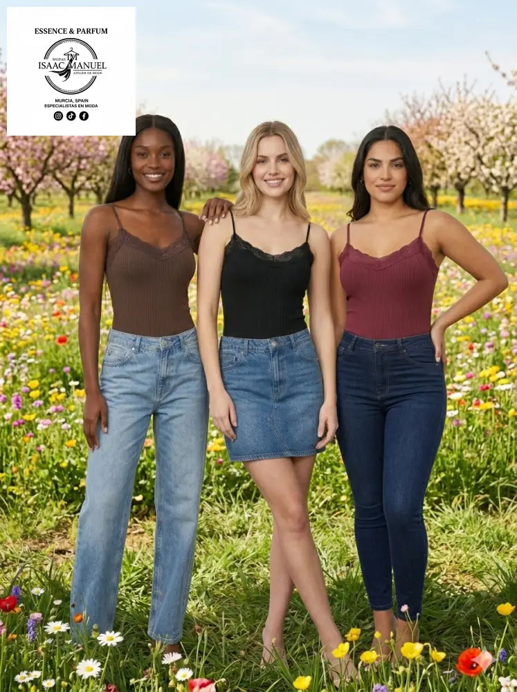 Tres mujeres posando con bodies acanalados de tirantes y escote de encaje en colores burdeos, negro y marrón chocolate, combinados con jeans y falda vaquera.