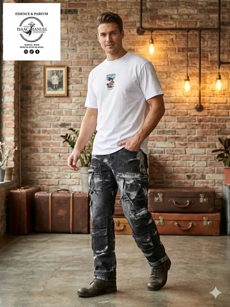 Camiseta blanca streetwear con estampado trasero de Goku y texto Physical Touch Dopamine. Vista trasera de modelo en tienda urbana.