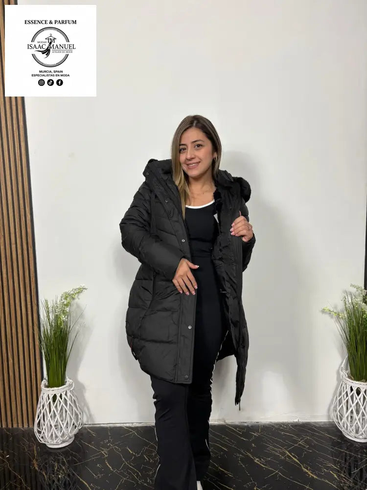 Chaqueta acolchada larga ideal para climas fríos. chaqueta de mujer