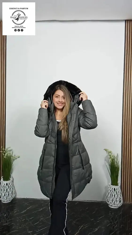 Chaqueta acolchada larga ideal para climas fríos. chaqueta de mujer