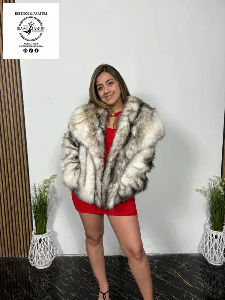 Chaqueta de pelo gris claro con matices oscuros para mujer, estilo sofisticado y moderno, perfecta para ocasiones especiales.