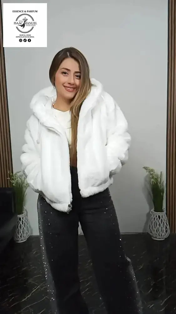 Chaqueta tipo hoodie de peluche diseñada para brindar máxima calidez, suavidad y estilo. 