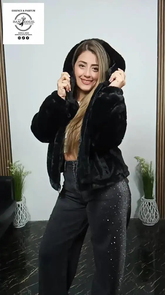 Chaqueta tipo hoodie de peluche diseñada para brindar máxima calidez, suavidad y estilo. 