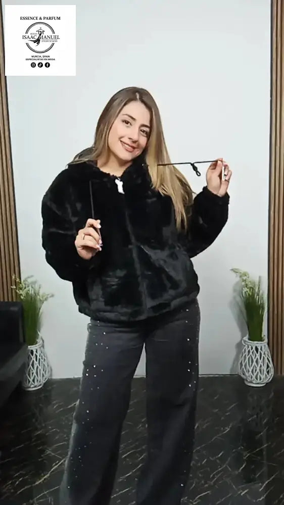 Chaqueta tipo hoodie de peluche diseñada para brindar máxima calidez, suavidad y estilo. 