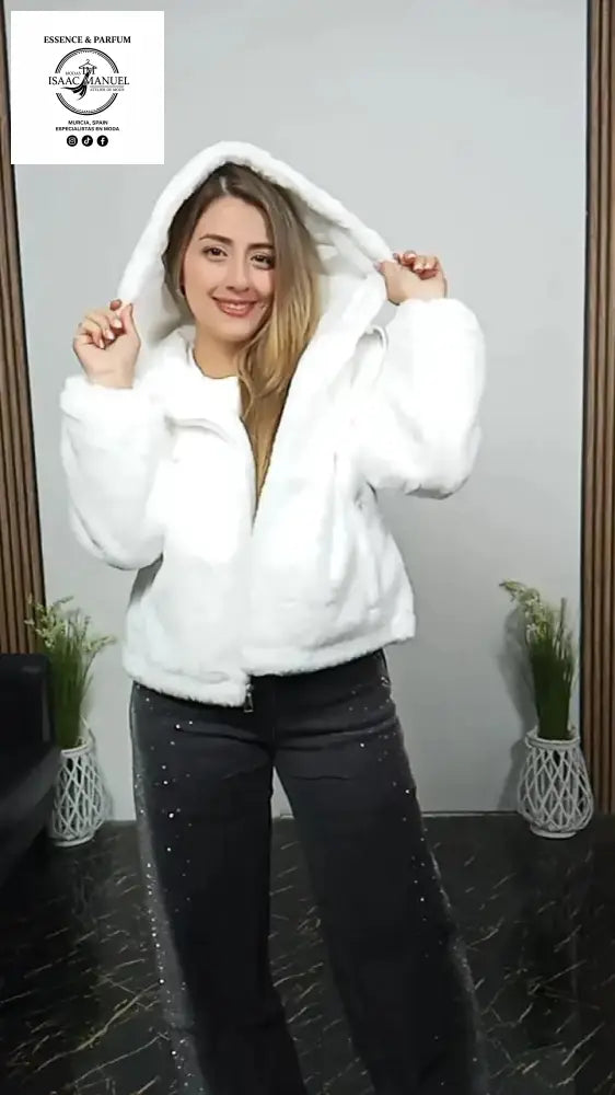 Chaqueta tipo hoodie de peluche diseñada para brindar máxima calidez, suavidad y estilo. 