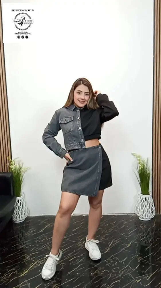 Este conjunto de dos piezas estilo urbano destaca por su diseño original y moderno, ideal para quienes buscan un look cómodo con personalidad.
La chaqueta corta combina tejido vaquero y sudadera,