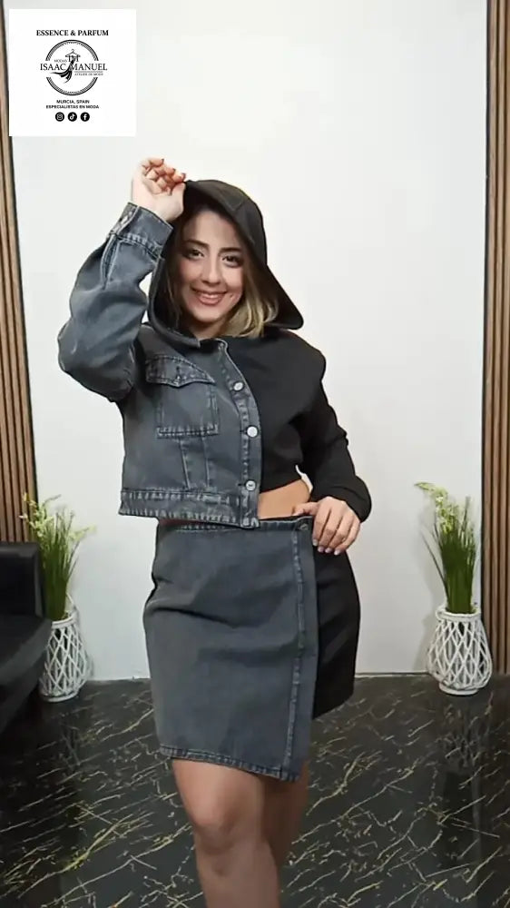 Este conjunto de dos piezas estilo urbano destaca por su diseño original y moderno, ideal para quienes buscan un look cómodo con personalidad.
La chaqueta corta combina tejido vaquero y sudadera,