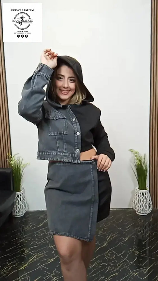 Este conjunto de dos piezas estilo urbano destaca por su diseño original y moderno, ideal para quienes buscan un look cómodo con personalidad.
La chaqueta corta combina tejido vaquero y sudadera,