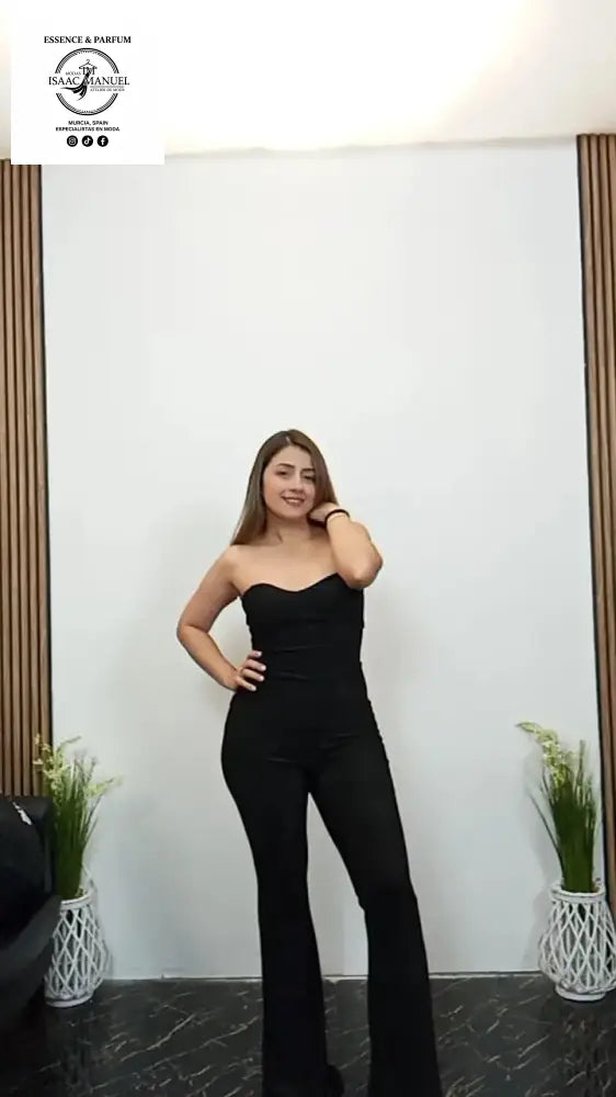 Enterizo strapless de  ajuste entallado, pierna ligeramente acampanada
