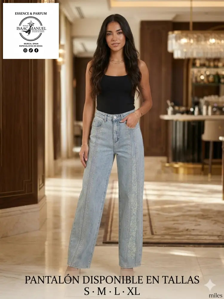 Compra los exclusivos vaqueros de corte recto con detalles de pedrería y bordado floral. Disponibles en tallas S a XL. ¡Dale brillo a tu look de temporada!