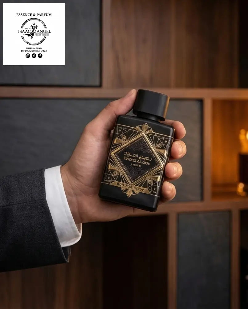 Frasco de perfume Bade'e Al Oud - Oud for Glory de Lattafa en botella negra mate con detalles dorados, junto a su caja original sobre una superficie de madera.