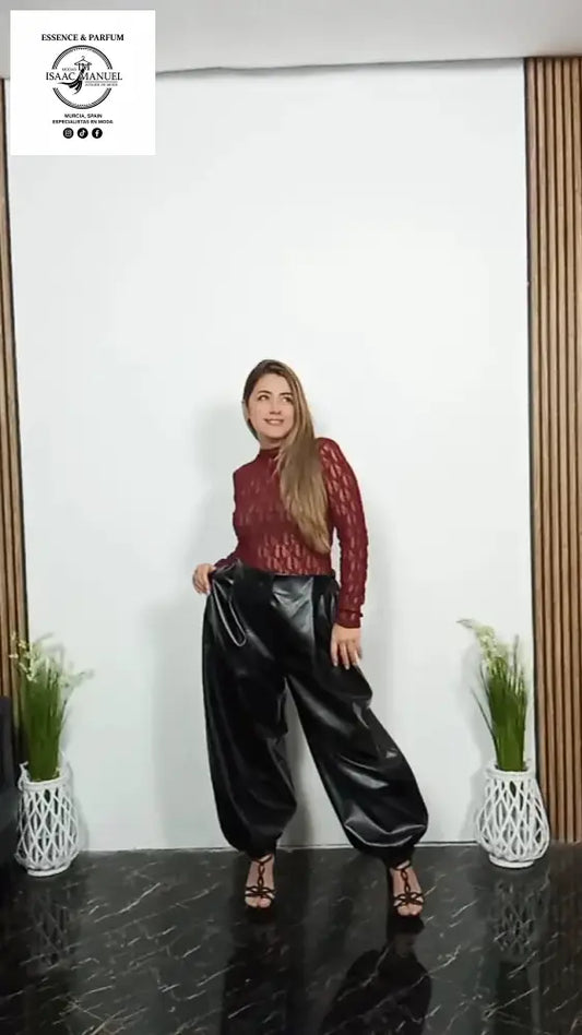 El pantalón de tiro alto, confeccionado en acabado tipo cuero, presnta un corte amplio y fluido que aporta comodidad y presencia. Su estructura realza la figura y refuerza la estética poderosa del conjunto, manteniendo un aire sofisticado y actual.

✨ Ideal para mujeres que quieren proyectar liderazgo, estilo y confianza en cada paso.
Perfecto para cenas elegantes, eventos especiales o looks ejecutivos con actitud fashion.