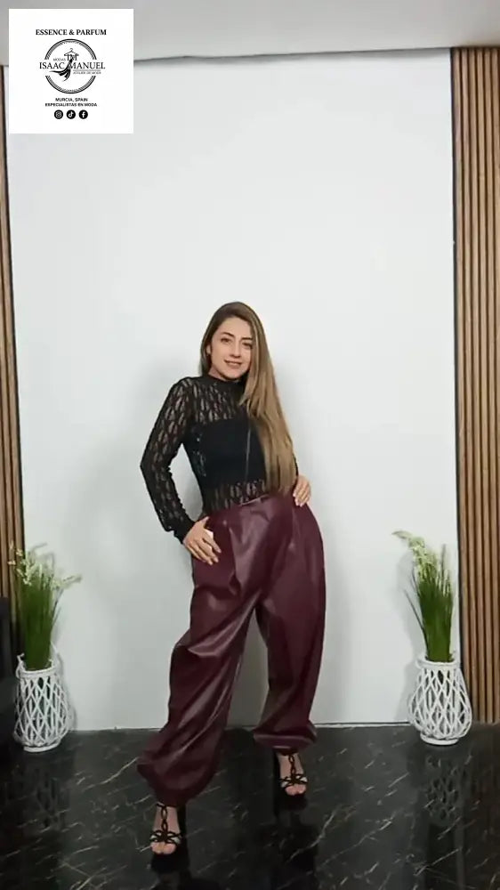 El pantalón de tiro alto, confeccionado en acabado tipo cuero, presenta un corte amplio y fluido que aporta comodidad ypresencia. Su estructura realza la figura y refuerza la estética poderosa del conjunto, manteniendo un aire sofisticado y actual.

✨ Ideal para mujeres que quieren proyectar liderazgo, estilo y confianza en cada paso.
Perfecto para cenas elegantes, eventos especiales o looks ejecutivos con actitud fashion.