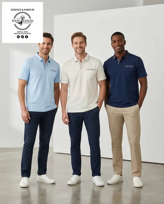 Tres hombres con polo de algodón slim fit en azul cielo, crema y marino sobre fondo blanco neutro