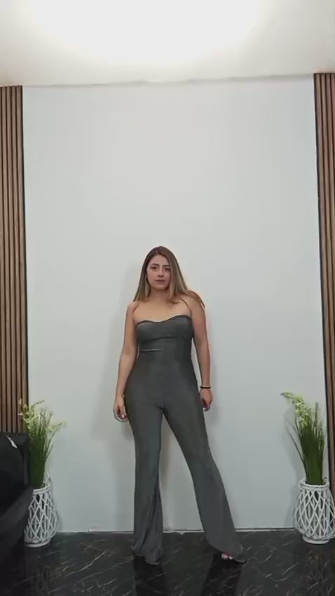 Enterizo strapless de  ajuste entallado, pierna ligeramente acampanada