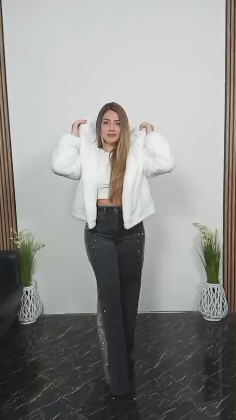 Chaqueta tipo hoodie de peluche diseñada para brindar máxima calidez, suavidad y estilo. 