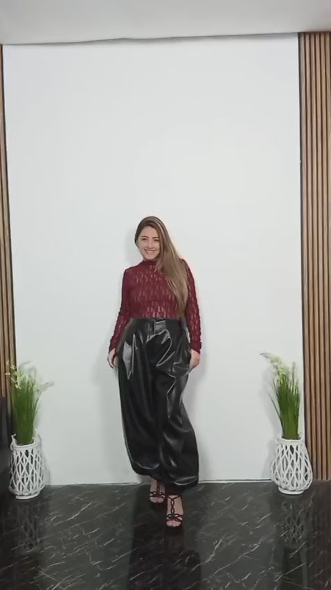 El pantalón de tiro alto, confeccionado en acabado tipo cuero, presenta un corte amplio y fluido que aporta comodidad y presencia. Su estructura realza la figura y refuerza la estética poderosa del conjunto, manteniendo un aire sofisticado y actual.

✨ Ideal para mujeres que quieren proyectar liderazgo, estilo y confianza en cada paso.
Perfecto para cenas elegantes, eventos especiales o looks ejecutivos con actitud fashion.