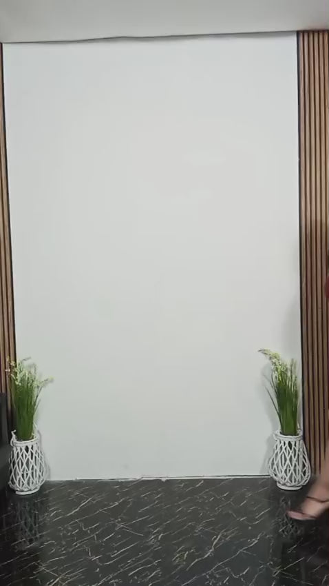 Enterizo de diseño moderno y femenino que combina sensualidad y estilo ejecutivo. Confeccionado en encaje delicado, presenta un cuello alto y mangas largas que aportan elegancia, mientras que su espalda descubierta con detalle de lazo ajustable añade un toque sofisticado y seductor. El diseño equilibra perfectamente lo clásico con lo contemporáneo, realzando la silueta de forma natural.

Su pantalón de corte amplio y tiro alto, en acabado tipo cuero, estiliza la figura y aporta movimiento, brindando comodid