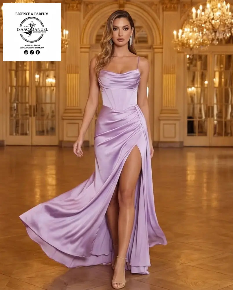 Compra el vestido satinado con corset y abertura lateral. Diseño elegante con escote drapeado disponible en fucsia, dorado y lavanda. ¡Envío rápido!